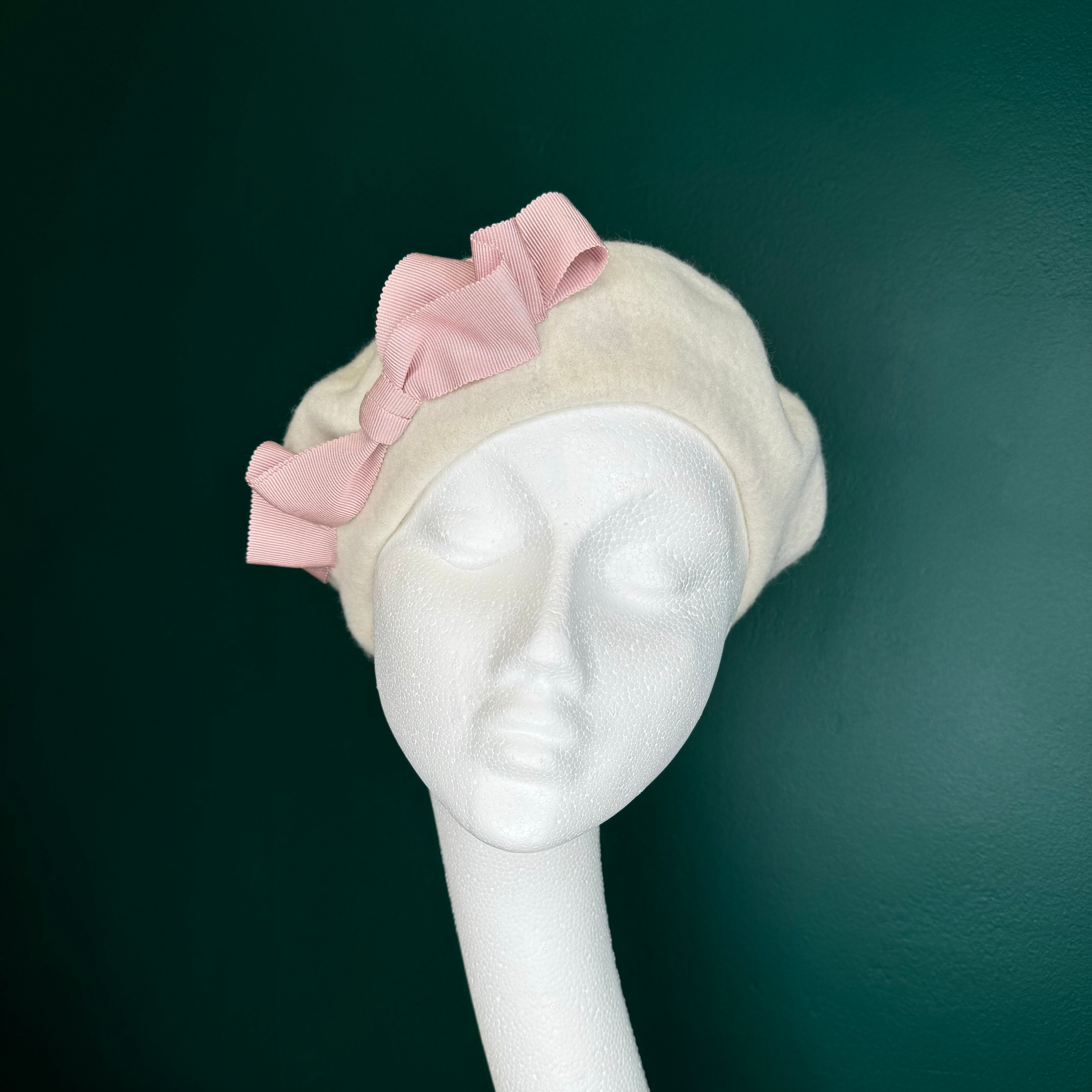 Beret with fluttering bow