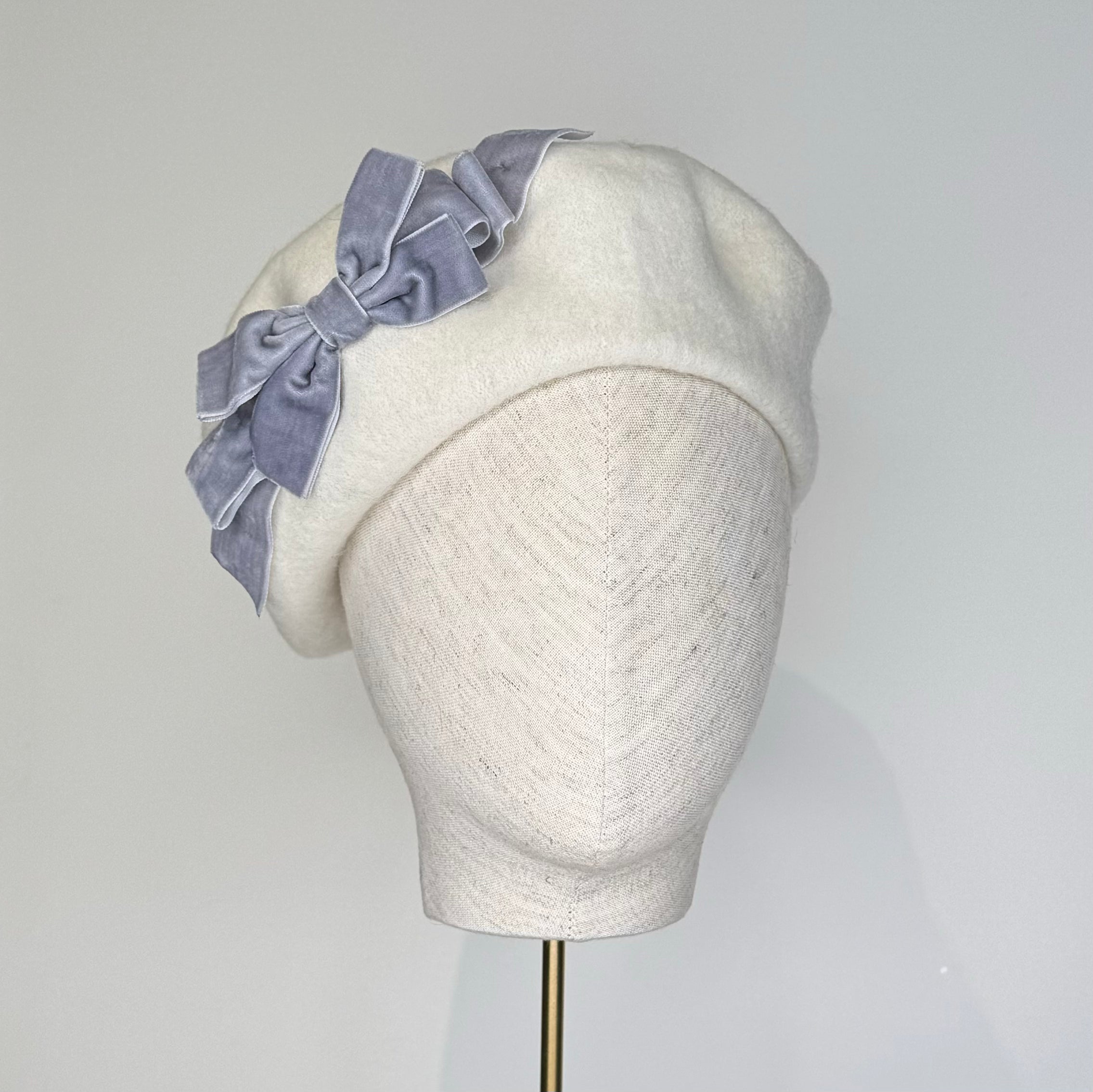 Ivory beret with grey bow
